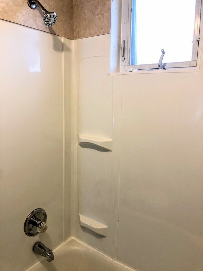 Building Photo - 2 bed 1 Bath - updates throughout, new app...