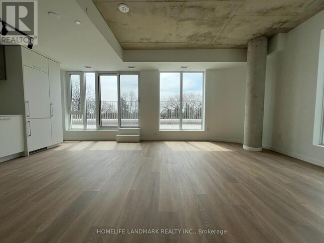 Building Photo - 689-689 The Queensway