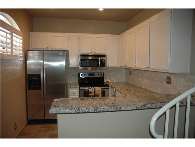 Foto del edificio - Beautiful UTC Townhome at the Renaissance Capri, with Loft, Fireplace, Garage & Resort Amenities
