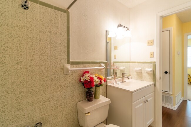 Foto del edificio - Charming 3 bedroom 2 bath home available soon!!