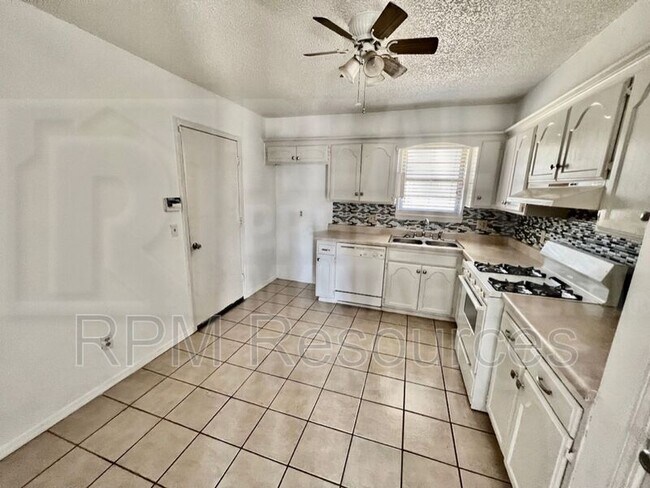 Building Photo - 1033 Kings Rd