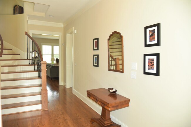Building Photo - Beautiful, Spacious 4 bedroom 3 bath home ...