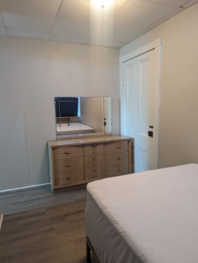 Foto del edificio - COMING SOON FURNISHED 2 BEDROOM UPSTAIRS A...