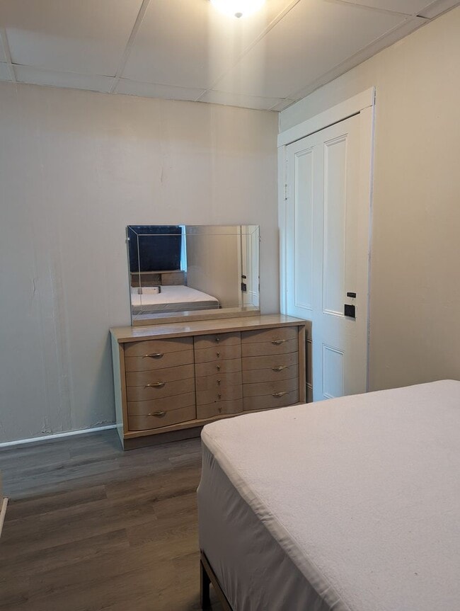 Building Photo - COMING SOON FURNISHED 2 BEDROOM UPSTAIRS A...