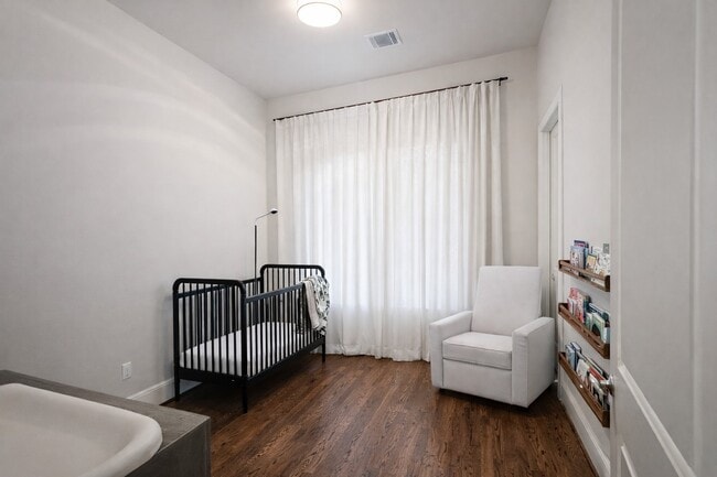 Foto del edificio - 2318 Hutchins St