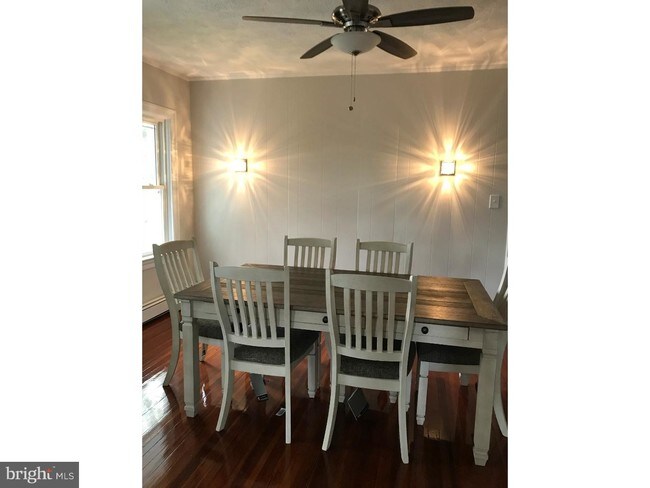 Building Photo - 705 Crown St