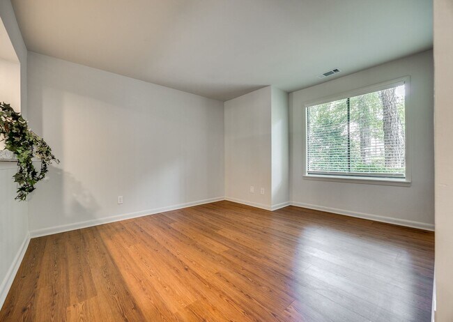 Building Photo - Great Condo in River HIlls!
