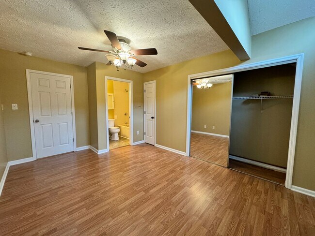 Building Photo - Beautiful Two Bedroom Townhouse!
