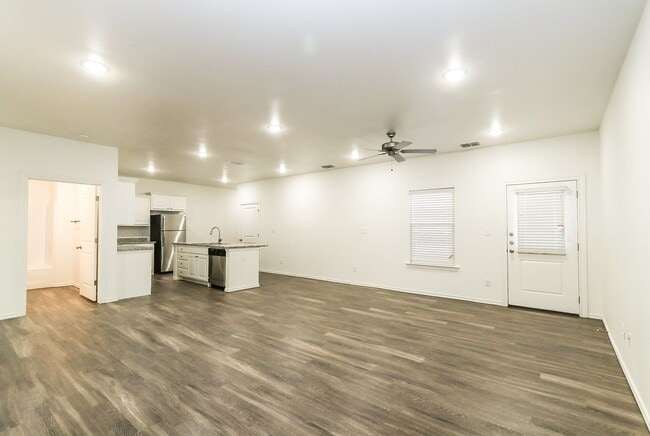 Building Photo - Beautiful Townhome