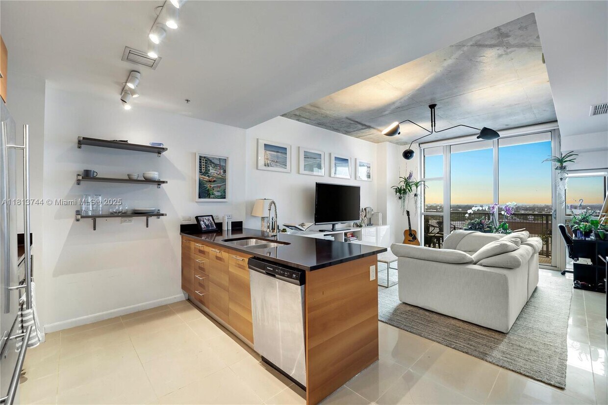 Foto principal - 3301 NE 1st Ave