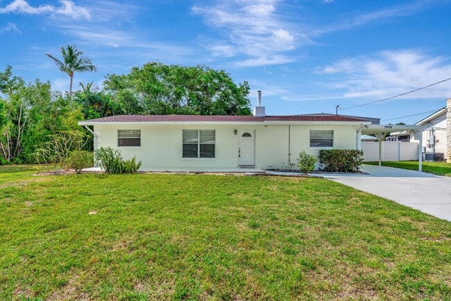 Building Photo - Beachside Bliss in Hobe Sound – Move-In Ready with Room to Roam!