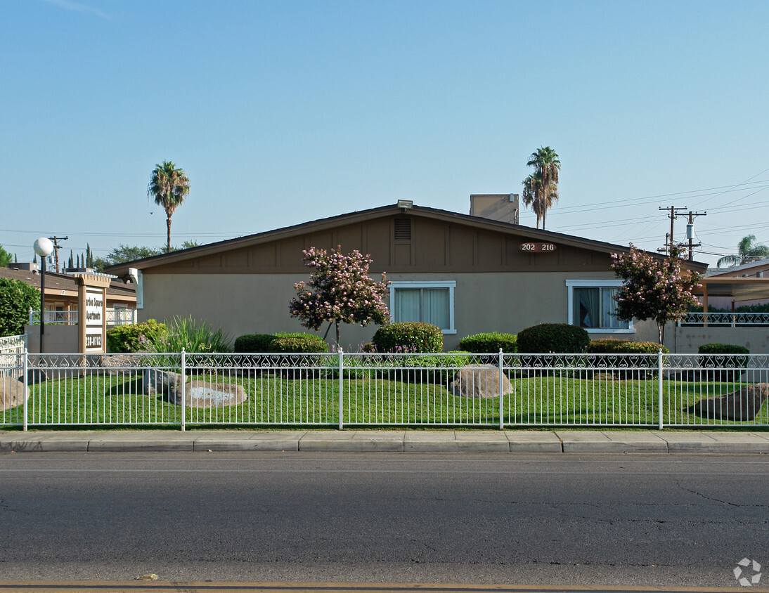 Primary Photo - Garden Square Apartments