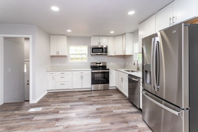 Building Photo - Beautifully Refurbished Home Near Downtown...
