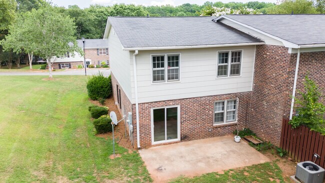 Building Photo - 118 Fernridge Dr