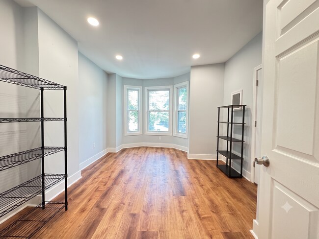 Foto del edificio - Fully Renovated 3BR Near Yale SOM | In-Unit Laundry | Large Back Porch