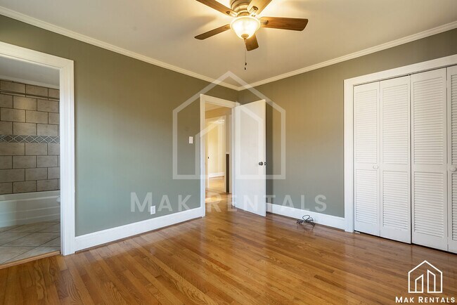 Building Photo - Holland Dr