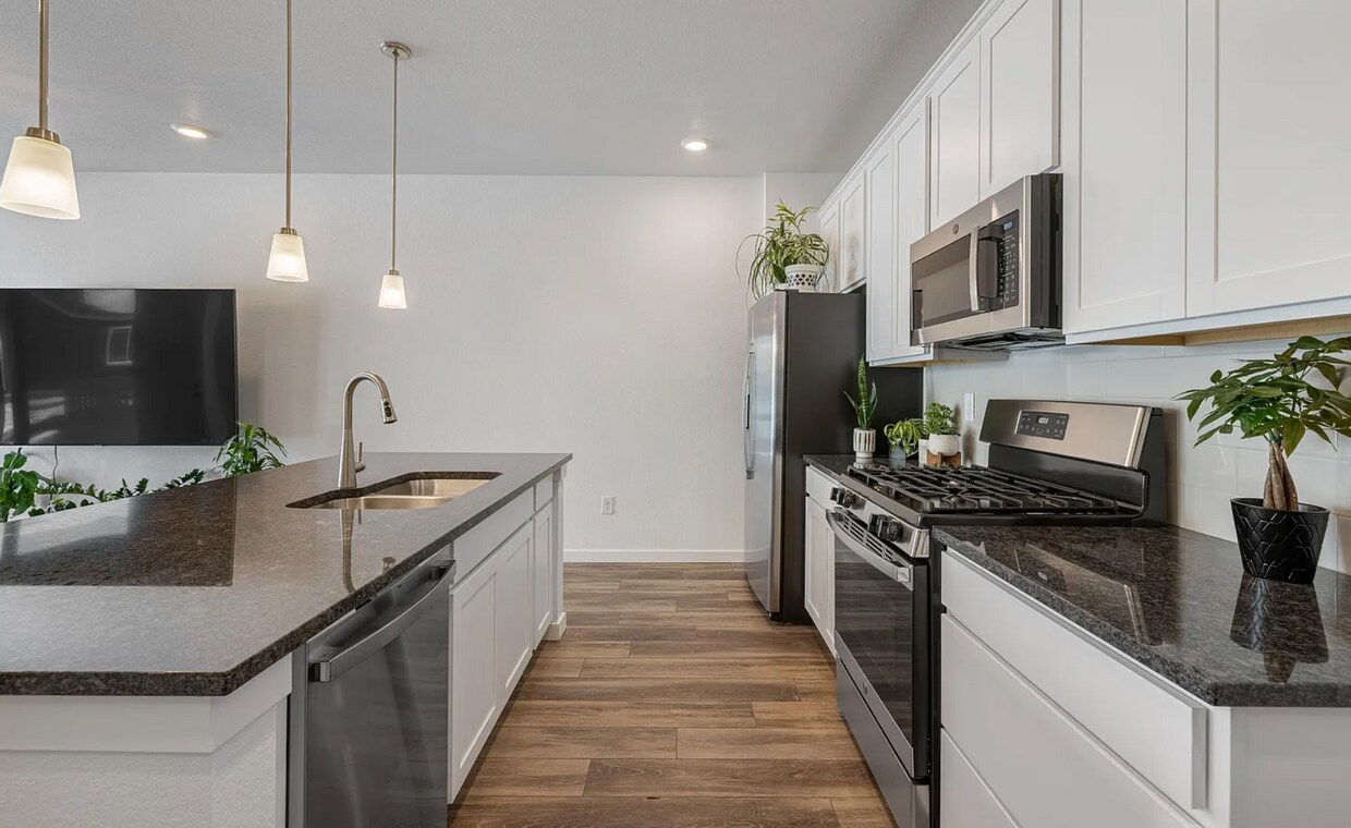 Foto principal - 2 Bedroom Townhome w/ Garage!