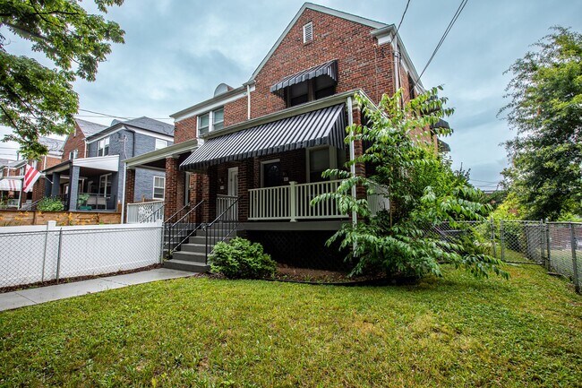 Photo - Charming 3 BR/3 BA Semi-Detached Home in F...
