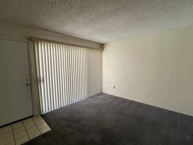 Building Photo - 2 Bedroom - 1Bath Condo
