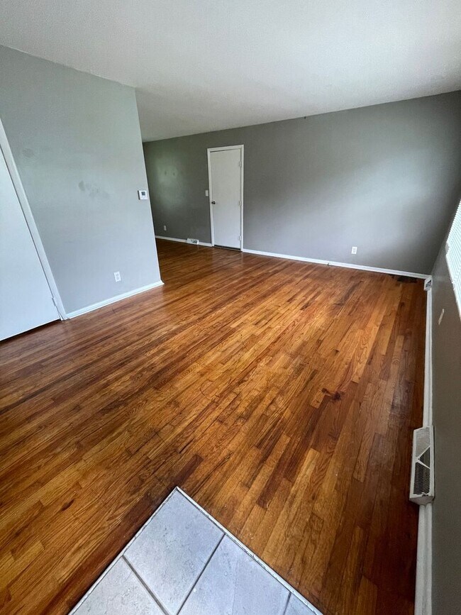 Building Photo - 3 Bedroom and 2 Bathroom  in Kansas City!