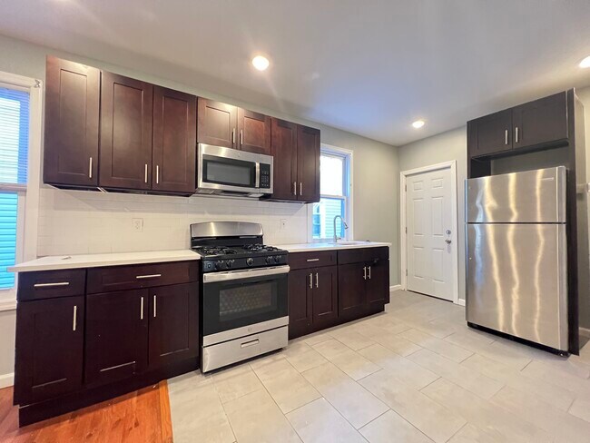 Unit 2 - 537 S Clinton St