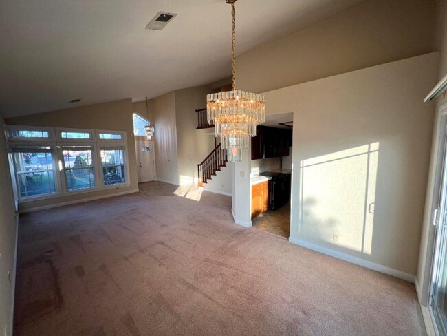 Foto del edificio - Nor Cal Realty, Inc - 4 bedroom 3 bath wit...