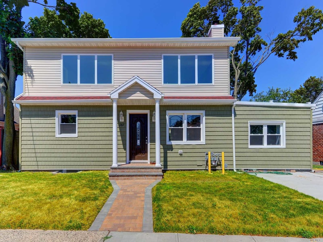 Primary Photo - 1707 Bellmore Ave