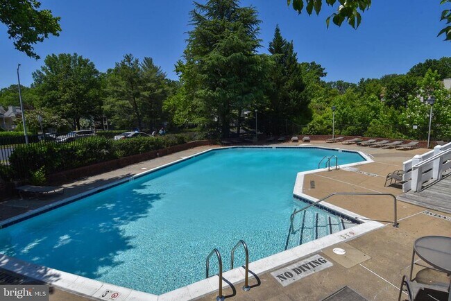 Building Photo - 7604 Lakeside Village Dr