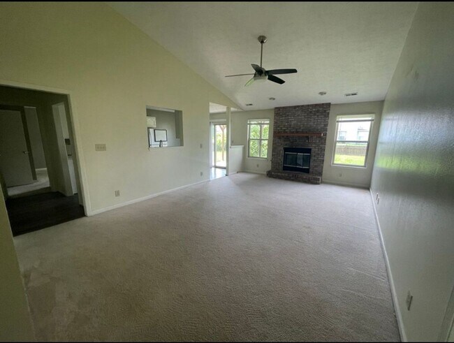 Building Photo - 3 Bedroom 2 Bath w/office
