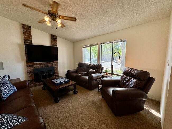 Building Photo - Adorable Home in Citrus Heights! **Availab...