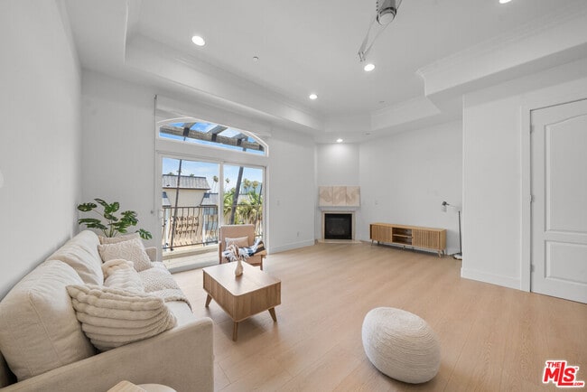 Building Photo - 309 S Mariposa Ave
