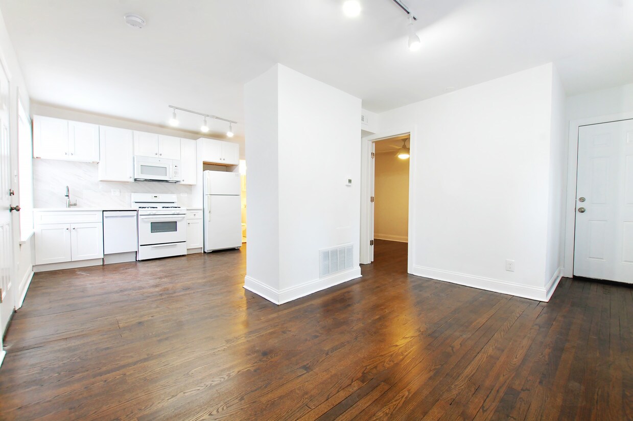 Primary Photo - 2646 N Marshfield Ave