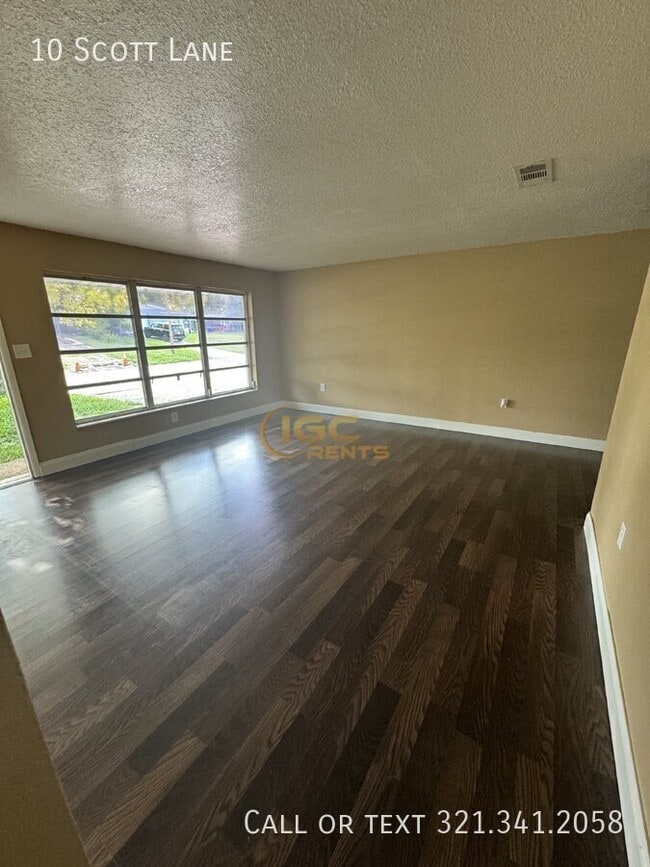 Building Photo - 10 Scott Ln