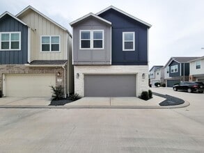 Building Photo - 1510 Lakeline Oak Dr