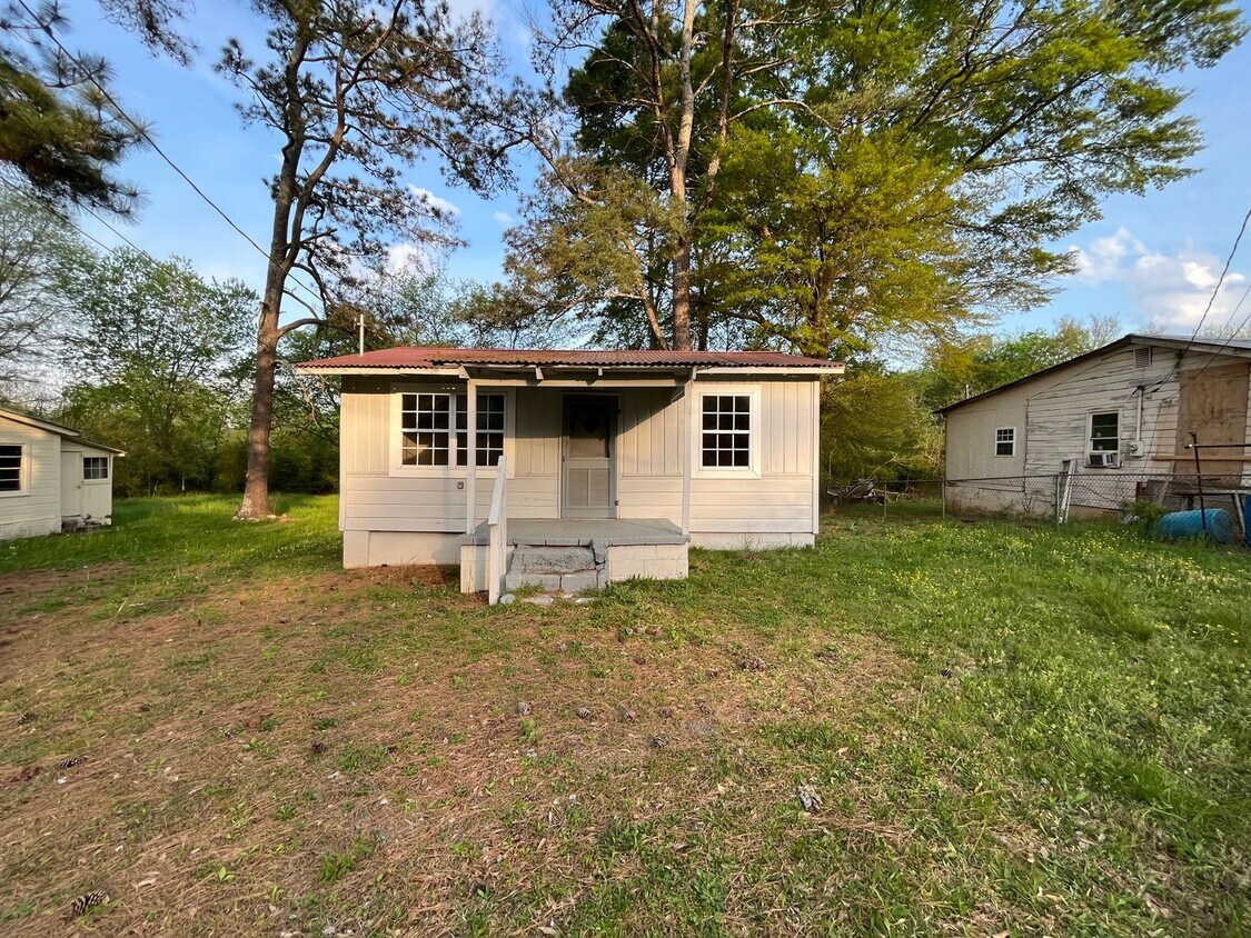 Building Photo - 2 Bedrooms, 1 Bathroom - Home in Plainville!