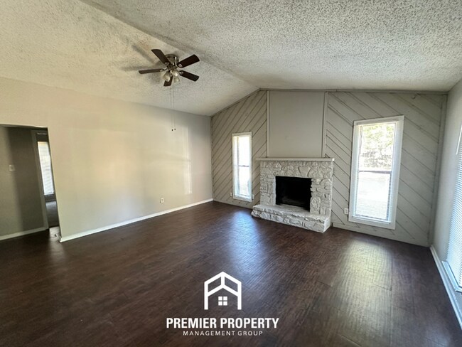 Foto del edificio - 4230 Runningbrook Cir