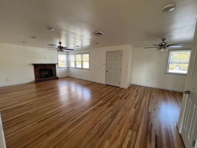 Foto del edificio - 3 Bedroom 3 Bath House Rental with Basement, Back Yard, and more!