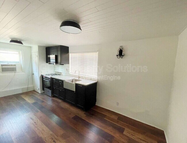 Foto del edificio - 300 San Pasquale Ave NW