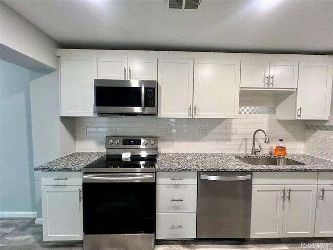 Foto del edificio - 48677 Sugarbush Rd