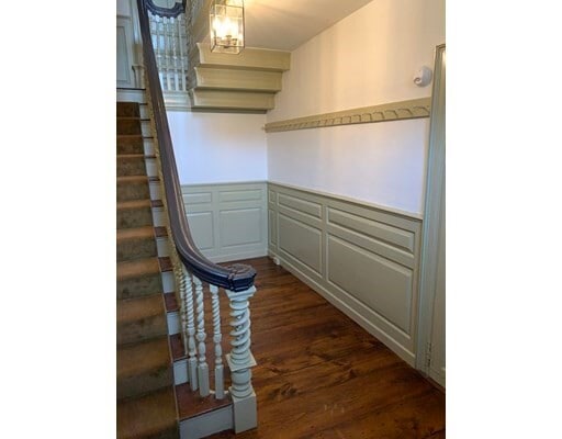 Building Photo - 2 Peele House Square