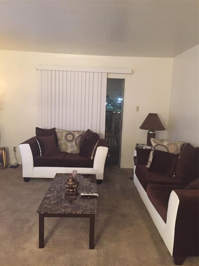 Foto del edificio - 8527 Hearth Dr