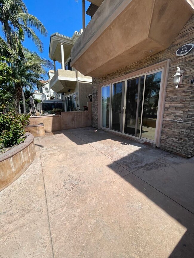 Foto del edificio - Spacious Custom Built Downtown Huntington Beach Home with Elevator
