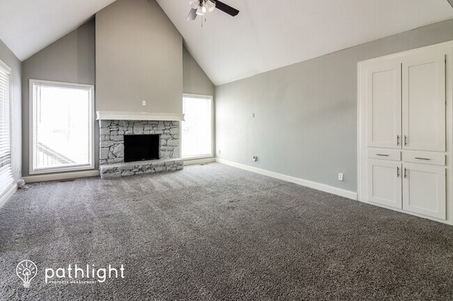 Foto del edificio - 3915 SW Hidden Cove Circle, Lee'S Summit, ...