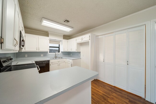 Foto del edificio - Charming 3-Bed, 2-Bath Home in Prime Broke...