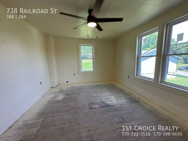 Building Photo - 738 Railroad St