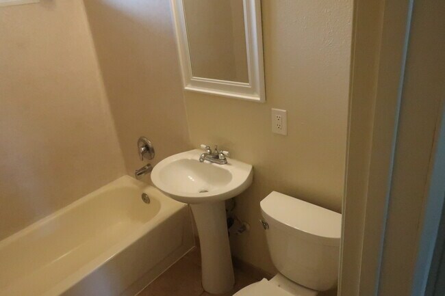 Building Photo - 4362 Clairemont Dr