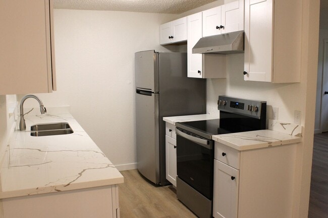 Building Photo - Updated 2 Bedroom Duplex with Garage and P...