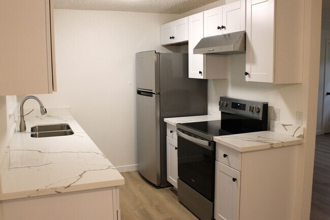 Foto del edificio - Updated 2 Bedroom Duplex with Garage and P...