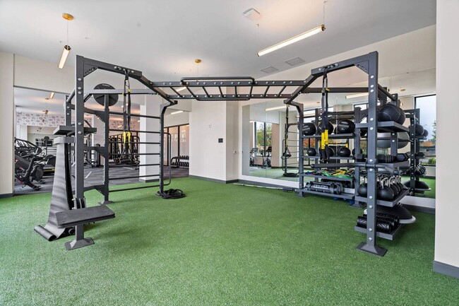 Entrena con tu peso corporal, kettlebells y mucho más en el gimnasio abierto las 24 horas del día, los 7 días de la semana de The Hallon Luxury Apartments en Hopkins, Minnesota | apartamentos cerca de St Louis Park, Minnesota - The Hallon Luxury Apartments