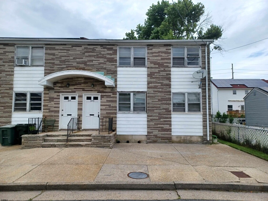 Primary Photo - 1653 Beach Ave